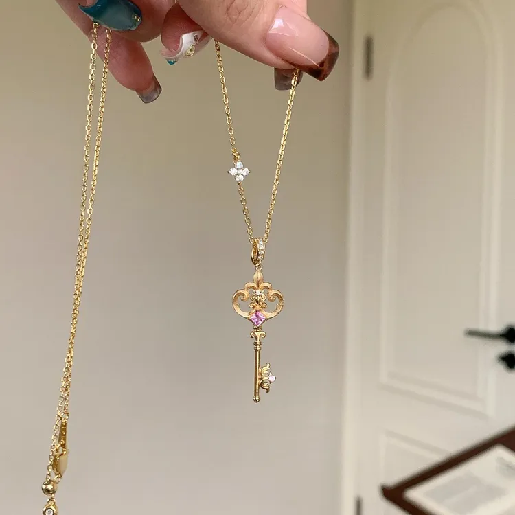 铜合金项链 复古金色鸾尾花钥匙吊坠项链女轻奢小众高级感锁骨链