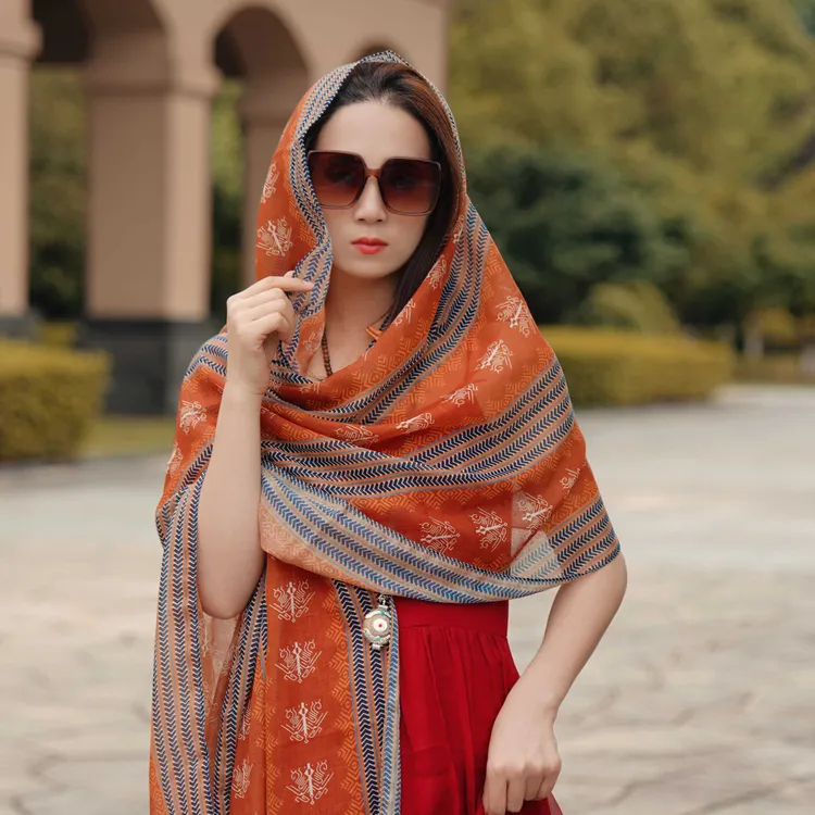 新疆旅游穿搭民族风围巾女夏季防晒盘扣披肩外搭薄款丝巾百搭海边