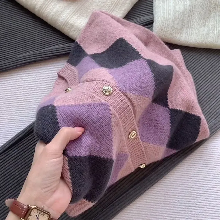 秋冬流行时尚爆款穿搭2025新款韩版撞色菱格针织开衫减龄长袖上衣