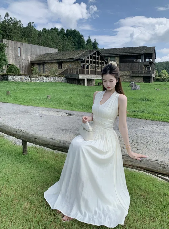 白色挂脖吊带连衣裙子女装2025新款今年流行爆款漂亮绝美长裙4554