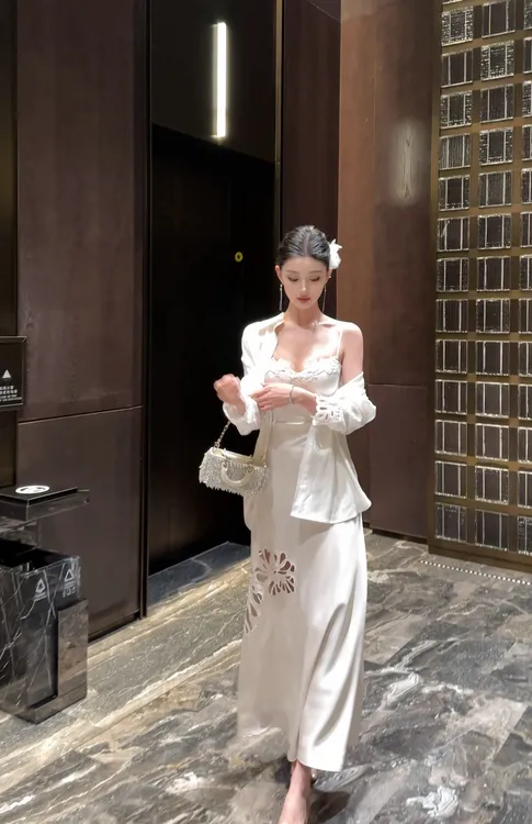 现货春日部 轻奢气质刺绣镂空衬衫长袖法式蕾丝小众上衣0960