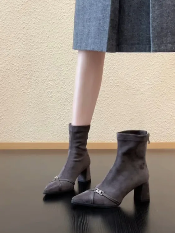 Pokoy-7cm小个子法式气质尖头粗跟短靴交叉链条绒面瘦瘦靴