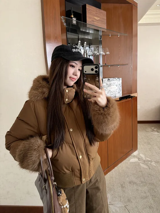 雪顶奶泡 白色毛领连帽女冬季新款短款保暖外套