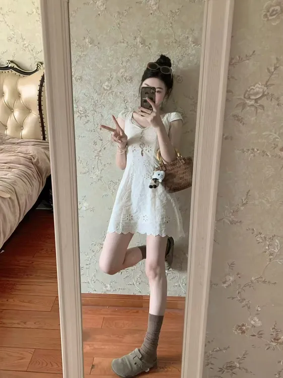 2025夏季新款韩系温柔奶油白简约修身蕾丝拼接连衣裙肌理感