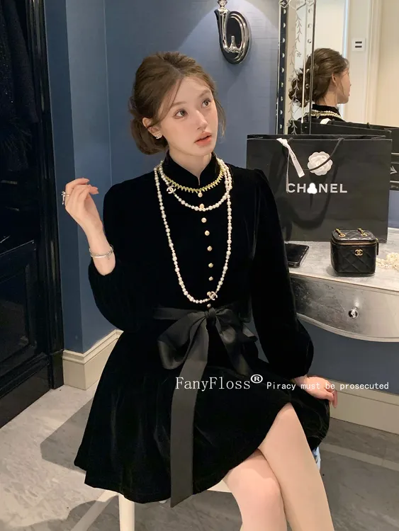 2025新款复古丝绒蝴蝶结长袖单排扣连衣裙女秋法式收腰显瘦短裙