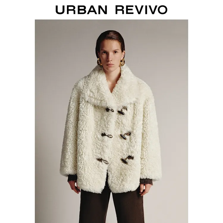 UR2025秋季新款女装魅力复古毛绒羊角扣外套UWG150154+
