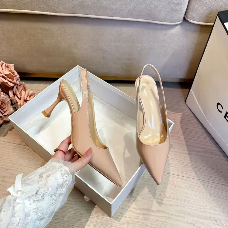 2025夏季新款尖头细跟凉鞋漆皮后空包头一字带扣舒适通勤高跟百搭