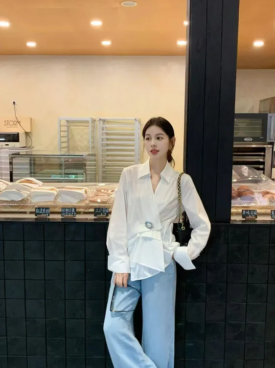 2025秋季新款法式白色不规则褶皱长袖衬衫女高级感上衣百搭牛仔裤