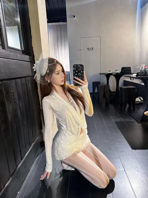 深度诱惑 交叉荡领小心机假两件上衣纯欲风辣妹低腰百搭毛毛短裤