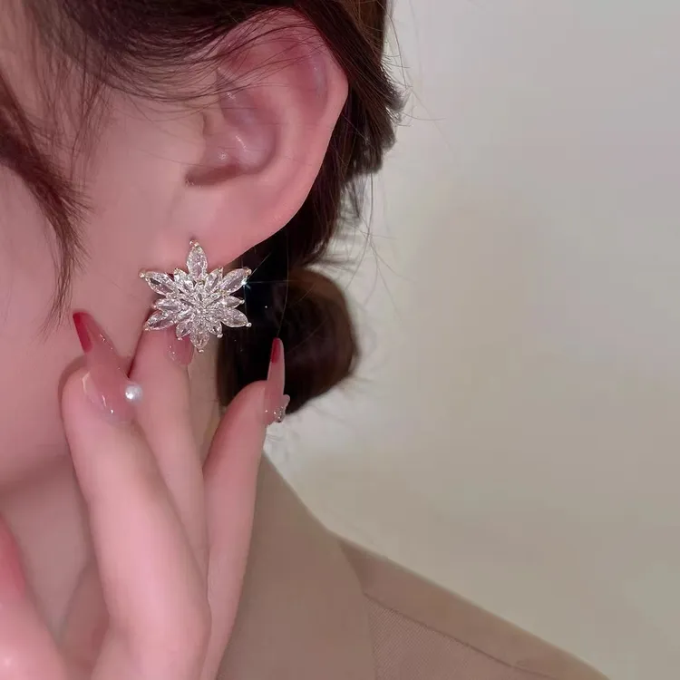 合金锆石耳饰 超仙满钻水晶花朵925银针气质轻奢高级感雪花耳饰女