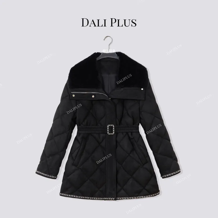 DALI PLUS黑银链条95白鹅绒”羊毛领收腰设计菱形羽绒服-D5ST1612