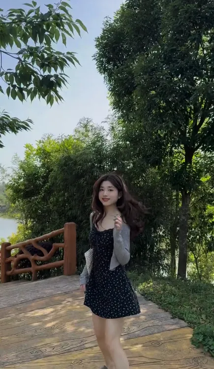 2025夏季新款蓝色碎花吊带连衣裙子女外搭薄款针织开衫上衣两件套