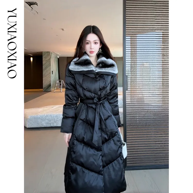 余潇潇【雪夜黑天鹅】优雅高级含桑蚕丝领口拼接獭兔毛90鹅绒羽绒服