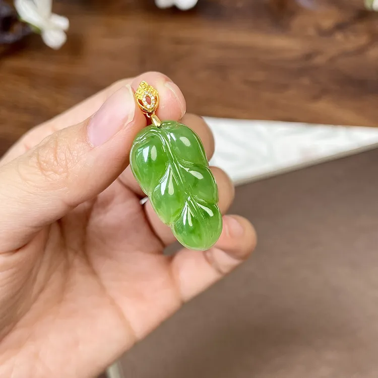 碧玉苹果绿叶子吊坠 18K金扣头镶嵌 自然灵动锁骨链