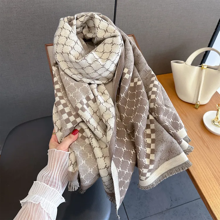 法国轻奢2025新款高级感黑白格子羊绒围巾女冬季明星同款披肩围脖