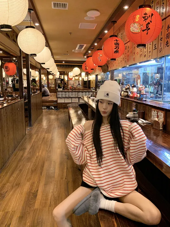 红白条纹斜肩长袖毛衣慵懒高级感针织衫女秋冬季宽松休闲露肩上衣