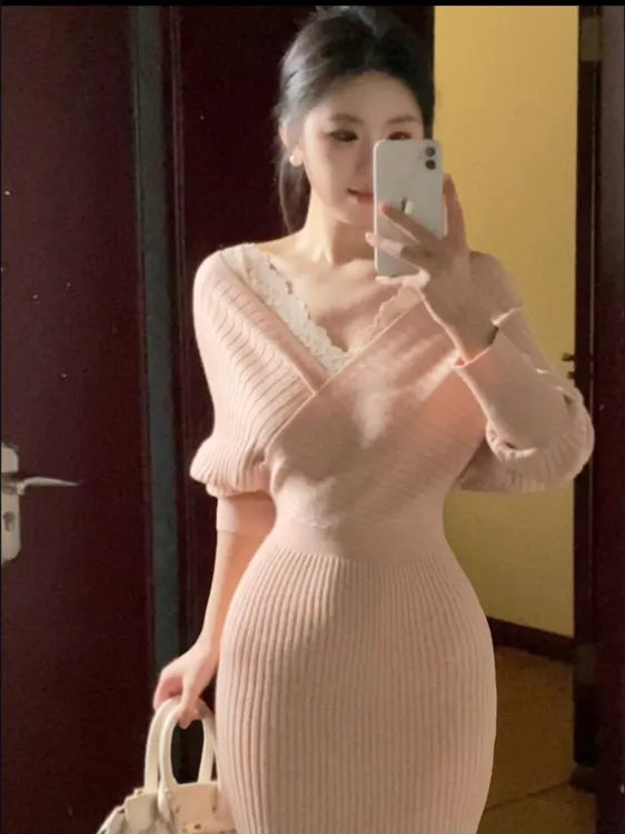 纯欲性感名媛风低v领针织连衣裙女2025早春新款收腰显瘦长裙女装
