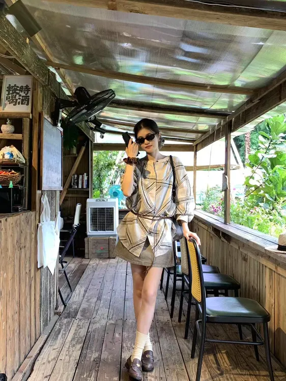 2025早秋新款韩系气质穿搭绳草纹图腾衬衫外套搭黑色休闲半裙套装