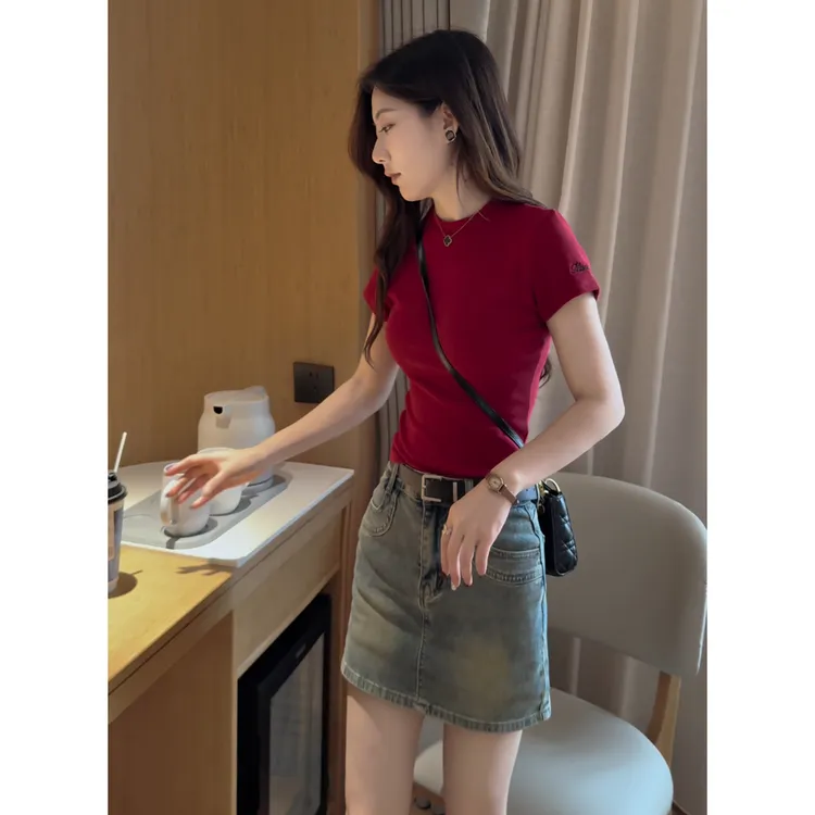 红色刺绣圆领短袖上衣女2025夏季新款美式修身正肩T恤+高腰牛仔裙
