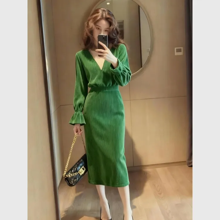 绿色喇叭袖V领灯芯绒连衣裙冬富家千金miu系出席重要场合的裙子
