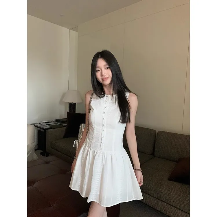 法式温柔风白色无袖连衣裙女夏季小个子气质修身显瘦超减龄a字裙