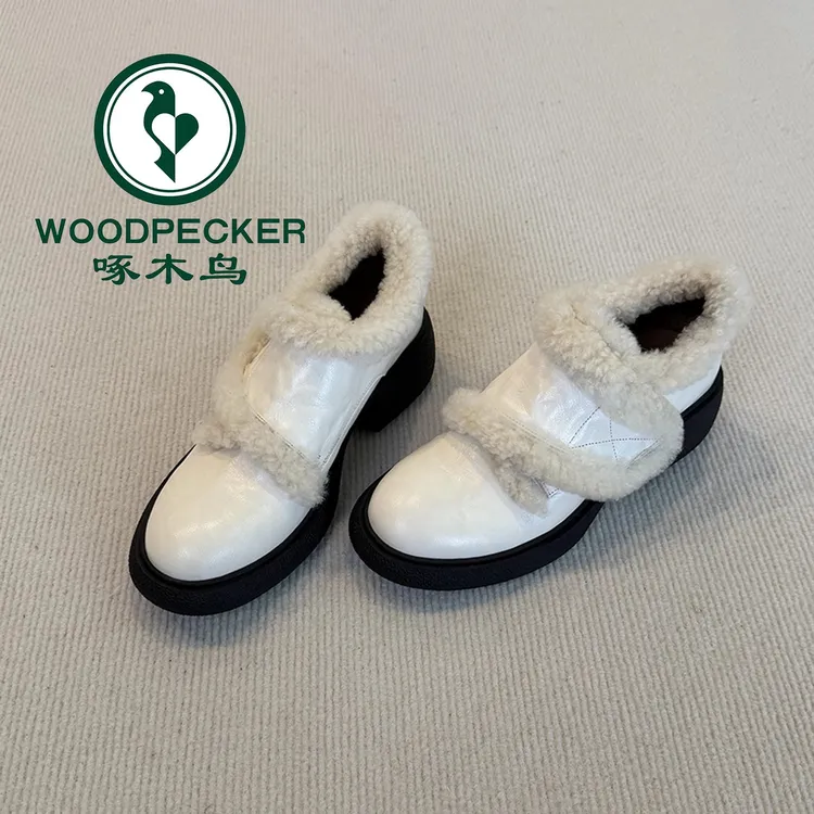 啄木鸟乐福鞋一脚蹬软皮女鞋2025冬季加绒圆头魔术贴设计女小皮鞋