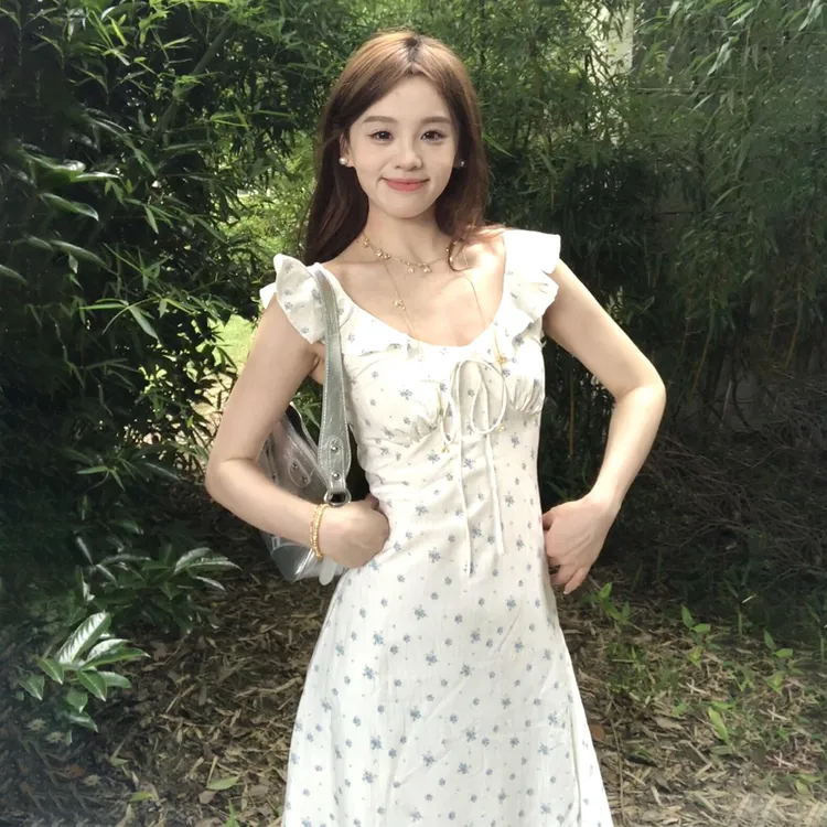 度假白色V领碎花连衣裙子女夏季2025新款韩系收腰小飞袖长裙5394