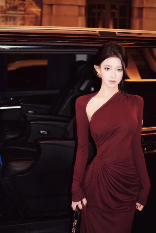 法式复古红色露肩长袖针织连衣裙女秋季新款收腰绑带褶皱包臀长裙