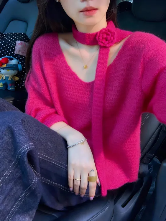 玫红色立体钩花围脖V领毛衣女装2025新款冬季绝美巨好看的针织衫