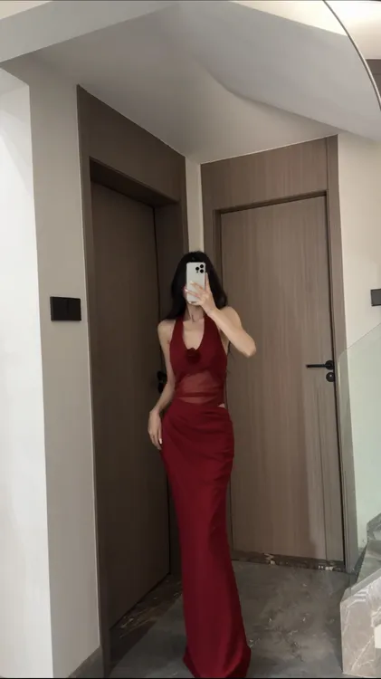 法式网纱拼接露腰V领红色花朵连衣裙女2025新款气质性感修身长裙