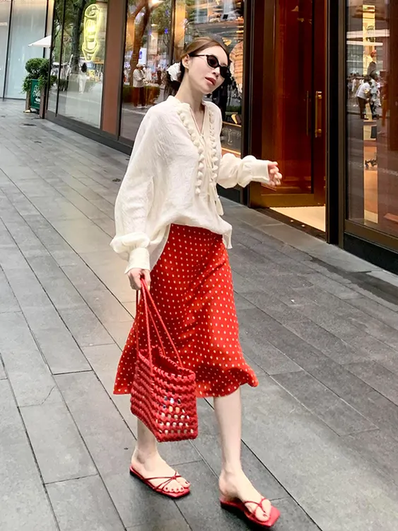 韩系出游氛围感穿搭小个子减龄杏色衬衫红色波点半身裙套装女秋季