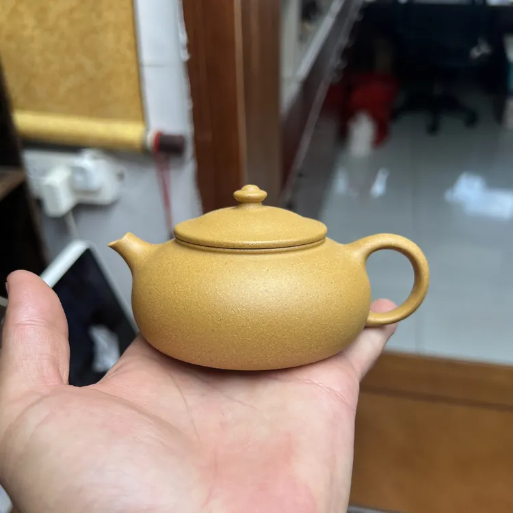 黄金段寒江壶，容量约160毫升，内推孔出水顺畅。壶身圆润饱满。泡茶