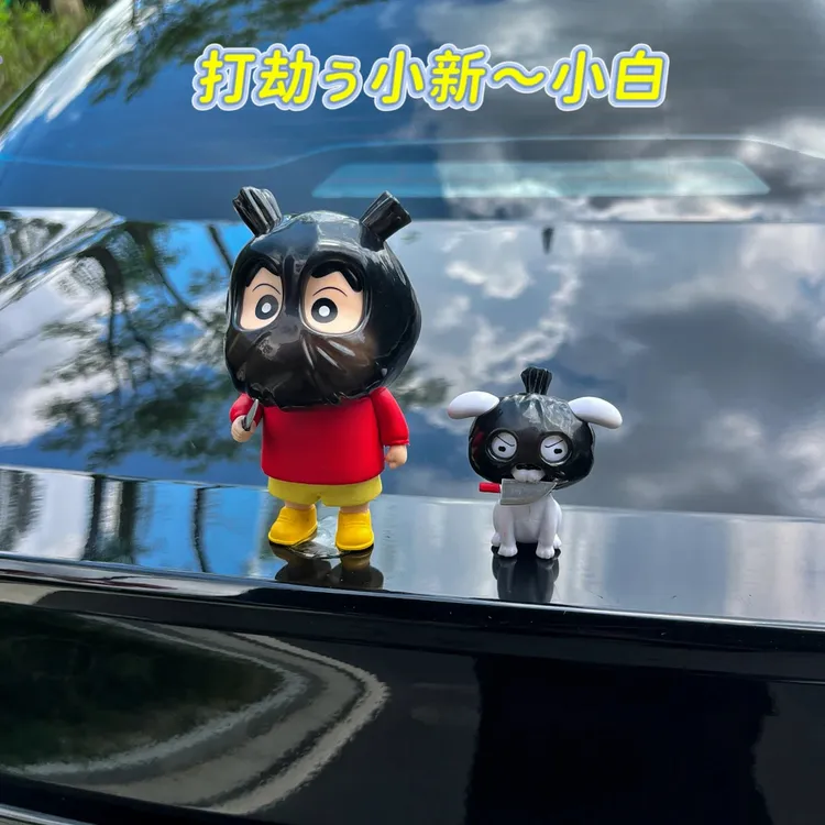 车载创意搞怪打劫蜡笔小新和小白手办桌面摆件玩偶车尾中控台摆件