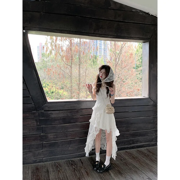 法式气质温柔风设计感不规则连衣裙2025年新款甜美感蕾丝拼接长裙