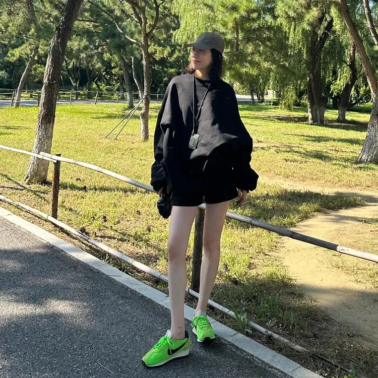 慵懒松弛感休闲运动套装女秋季高级感宽松显瘦黑色卫衣短裤两件套