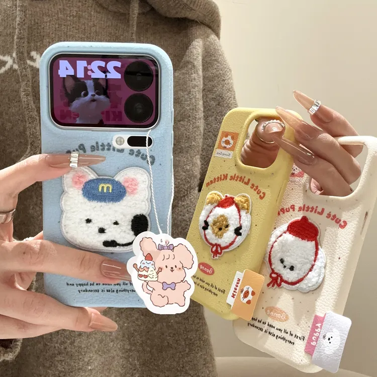 刺绣耳麦小狗标签适用苹果17/16pro皮革纹手机壳华为vivo小米oppo