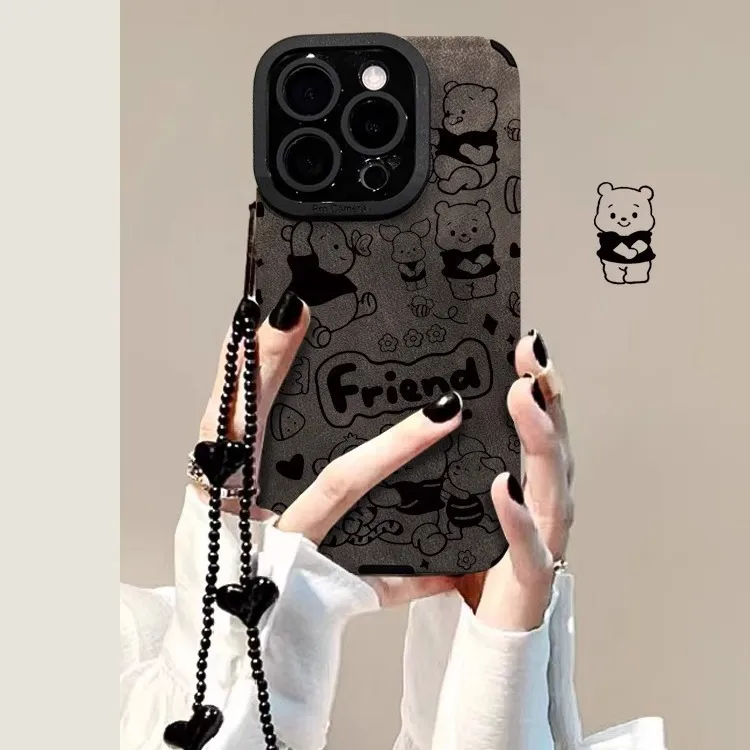 卡通小熊手链适用苹果15手机壳14PRO翻毛皮13硅胶复古12高级防摔X
