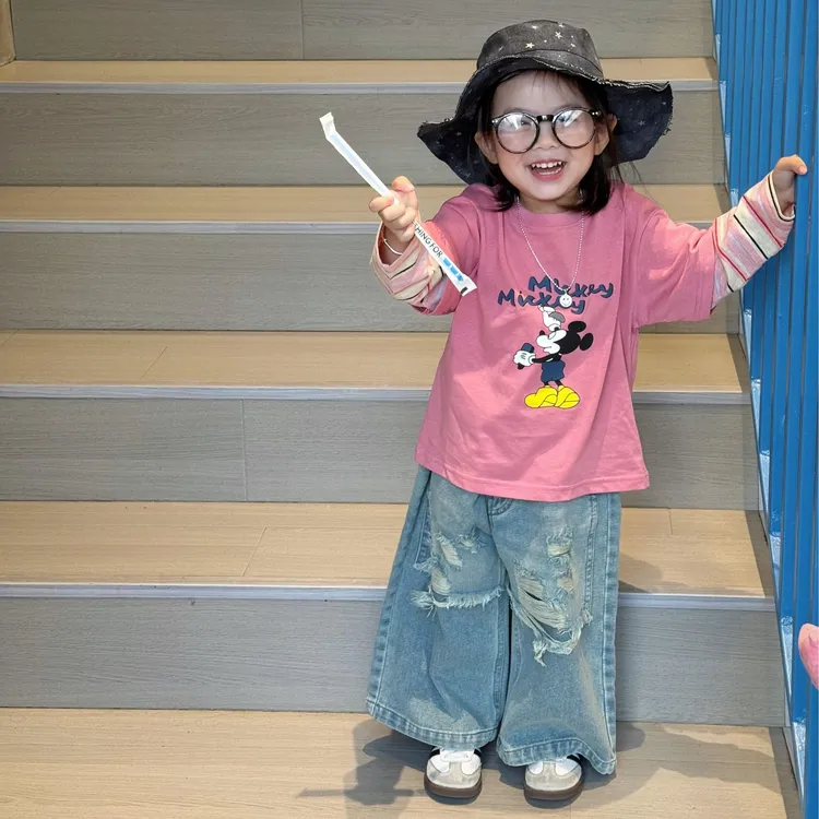 甜小七2025秋季女童韩版百搭学院风卡通假两件T恤破洞牛仔裤套装
