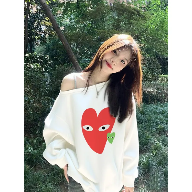 纯棉白色高级感露肩卫衣女秋冬斜领爱心印花宽松慵懒风设计感上衣