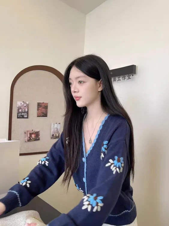 2025秋季流行藏蓝色花朵毛衣女新款针织开衫超好看的百搭减龄上衣