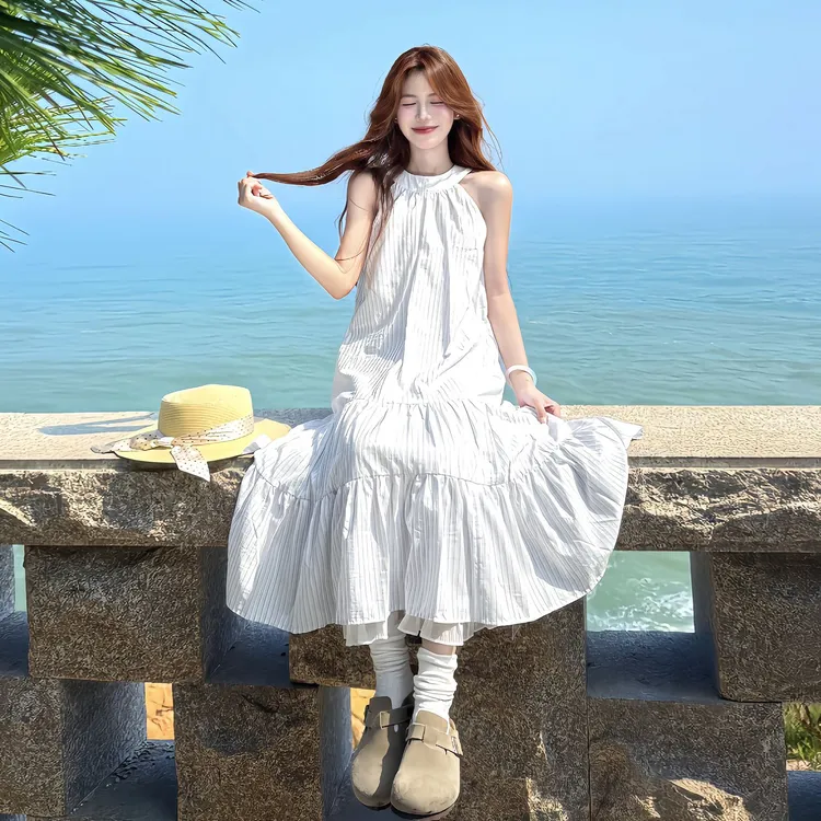 蓝色无袖挂脖吊带连衣裙子女夏季2026新款爆款巨好看海边度假长裙