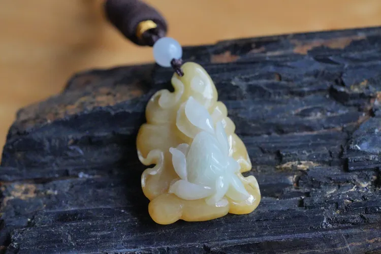 缅甸天然A货翡翠黄翡莲花挂件