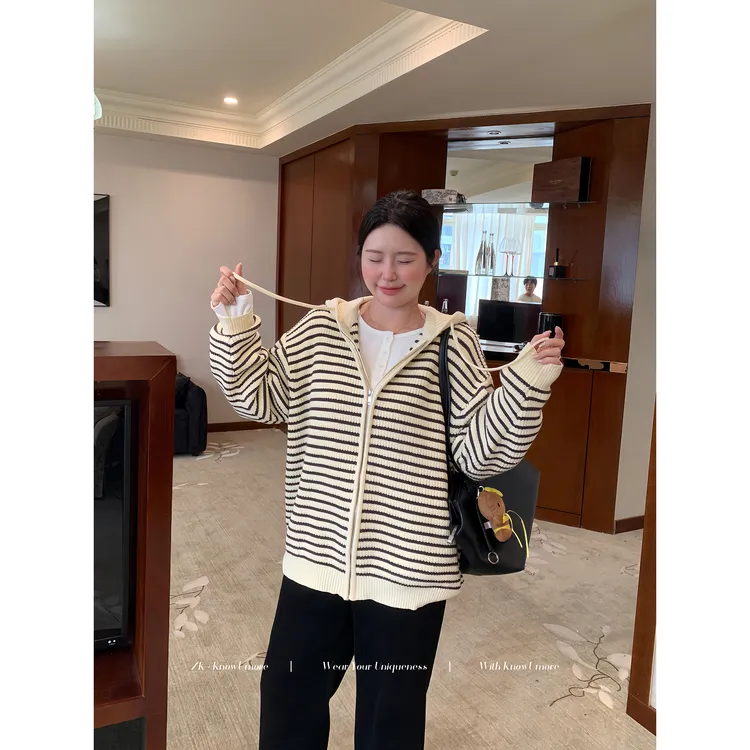 知葵微胖定制【条纹手册】早秋韩系慵懒条纹连帽毛衣外套12254M0036