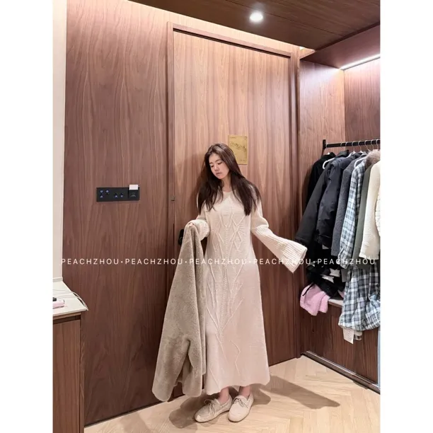『PEACHZHOU』羊毛混纺立体提花露肩多穿法一字船领长款毛织连衣裙