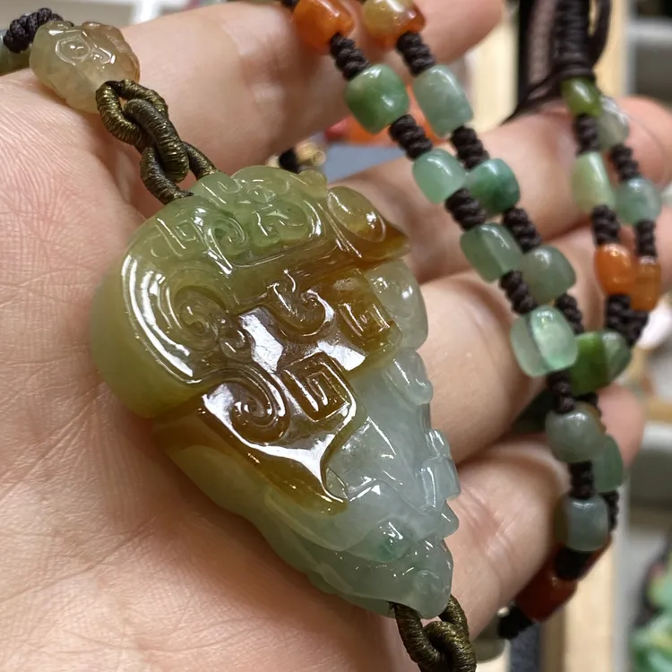 黄加绿吊坠翡翠牌子
