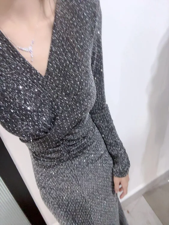 高级感银色烫钻连衣裙秋冬新款扭结V领修身包臀裙小礼服女3437#