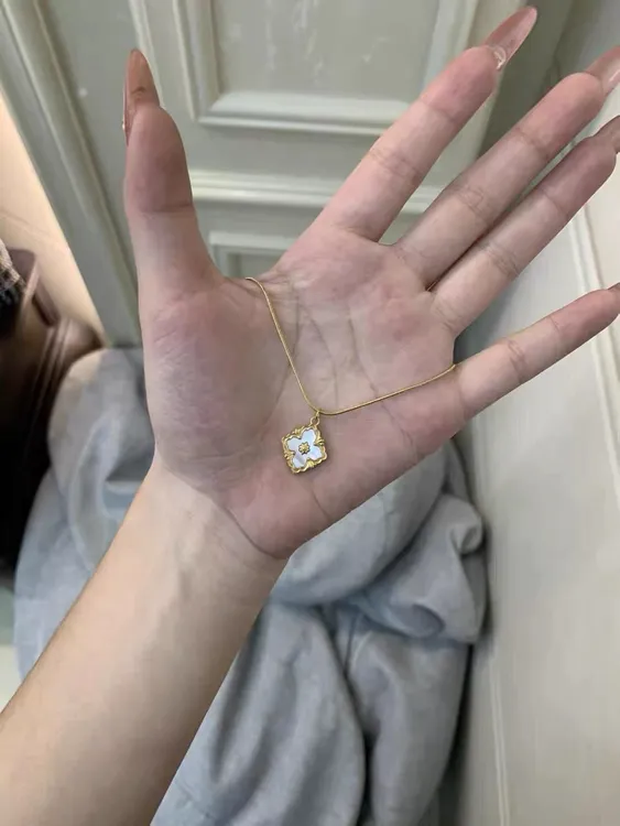 钛钢合成锆石项链 法式气质菱形贝母花朵项链女百搭显白时尚