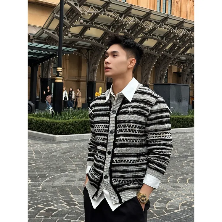 复古慵懒风「提花肌理感」秋冬精棉混纺撞色条纹宽松针织开衫外套男