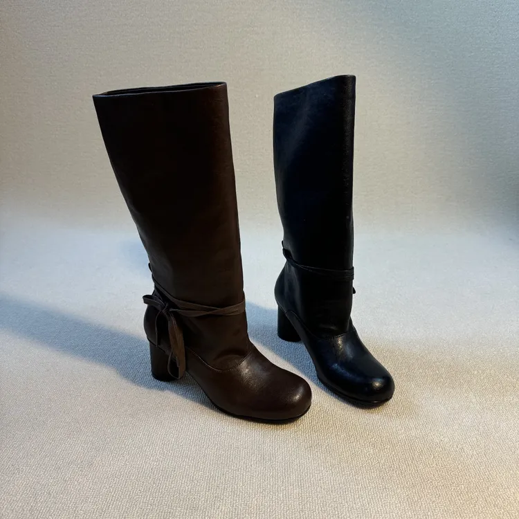 六也「俏皮宽筒」绑带真皮粗圆跟高筒柔软舒适极简百搭长靴女L990