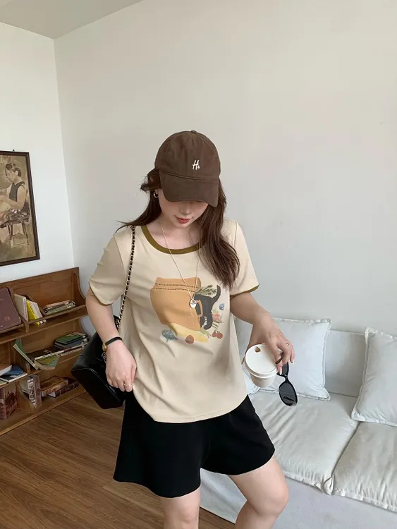 现货9452X大婉酱肉肉微胖定制【躲躲猫】时尚印花休闲包领条上衣